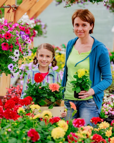 Plantering, trädgård blommor - familjen shopping växter och blommor i garden center — Stockfoto