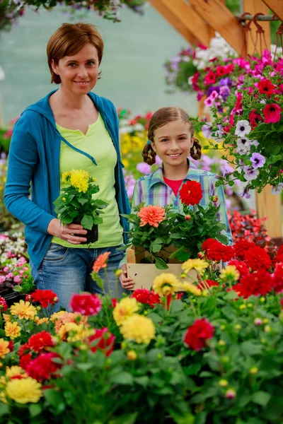 Planting, garden flowers - family shopping plants and flowers in garden center — Stock Photo, Image