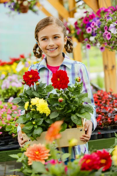 園芸用品センターで少女ショッピング植物および花の庭の花を植える — ストック写真