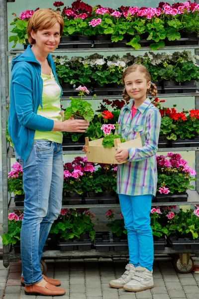 Planting, garden flowers - family shopping plants and flowers in garden center — Stock Photo, Image