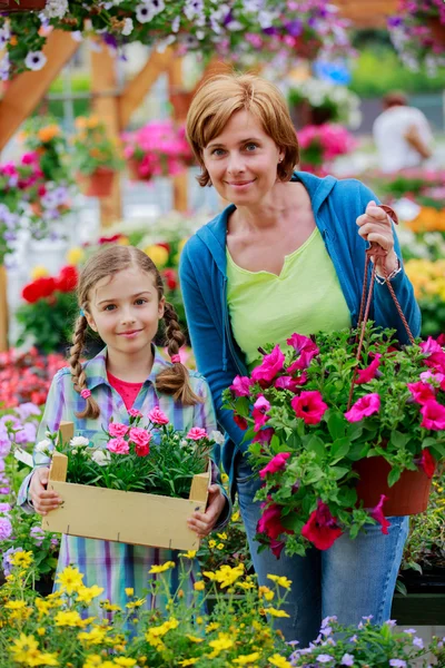 Plantering, trädgård blommor - familjen shopping växter och blommor i garden center — Stockfoto