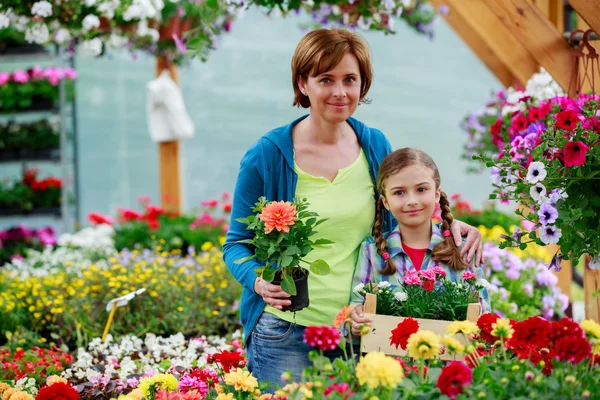 Φύτευση, λουλούδια κήπων - οικογενειακή ψώνια φυτά και λουλούδια στο κέντρο κήπων — Φωτογραφία Αρχείου
