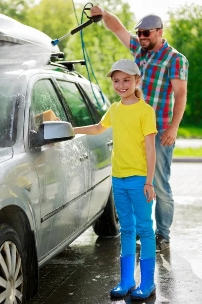 Lavado de coches - niña ayudando a papá a lavar el coche —  Fotos de Stock