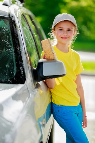 Lavado de coches - una adolescente lava el coche — Foto de Stock