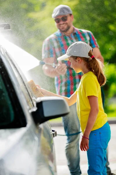 Lavado de coches - niña ayudando a papá a lavar el coche — Foto de Stock