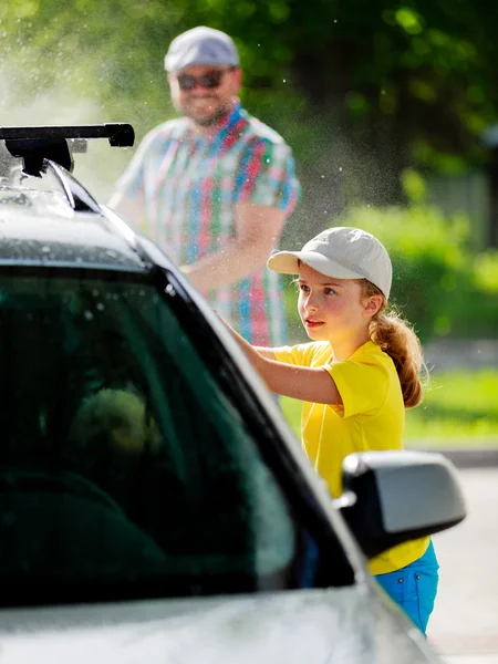 Cennet - genç kız yardımcı baba araba yıkamak için — Stok fotoğraf