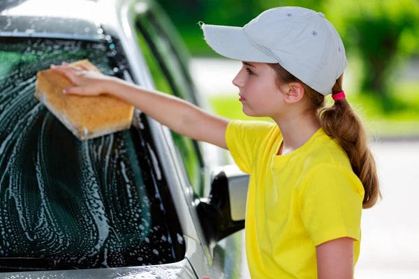 Lavado de coches - una adolescente lava el coche — Foto de Stock