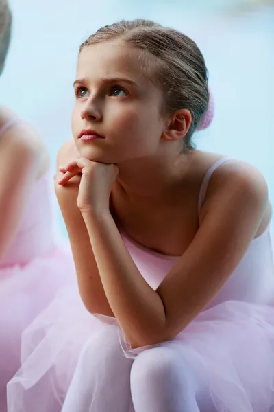 Ballet, ballerina - young and beautiful ballet dancer — Stock Photo, Image