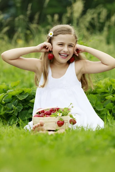 Strawberry tid - ung flicka med plockade jordgubbar — Stockfoto