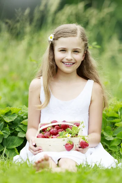 Strawberry tid - ung flicka med plockade jordgubbar — Stockfoto