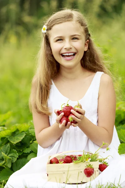 Strawberry tid - ung flicka med plockade jordgubbar — Stockfoto