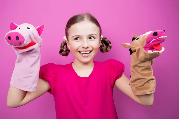 Criança feliz, menina brincando no teatro — Fotografia de Stock