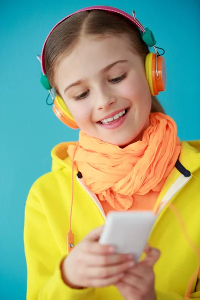 Giovane ragazza godendo la musica — Foto Stock