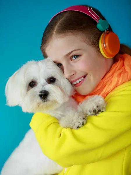 Young girl with cute puppy — Stock Photo, Image