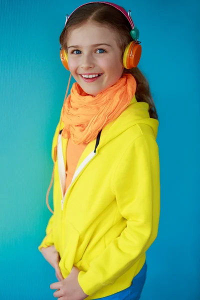 Giovane ragazza godendo la musica — Foto Stock