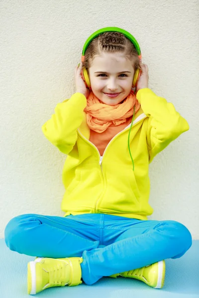 Giovane ragazza godendo la musica — Foto Stock