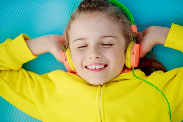 Giovane ragazza godendo la musica — Foto Stock