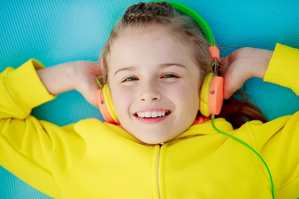 Jeune fille appréciant la musique — Photo