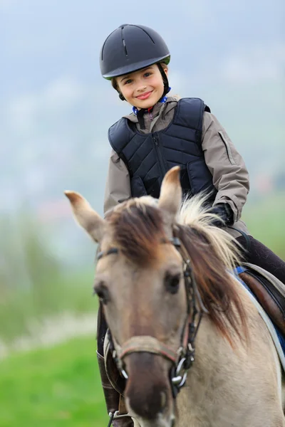 Equitación, retrato de una hermosa ecuestre a caballo —  Fotos de Stock