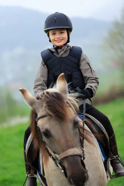 Equitação, retrato de encantador equestre em um cavalo — Fotografia de Stock