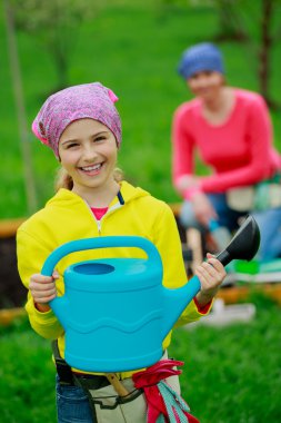 Bahçe - kız annesi bahçede yardım