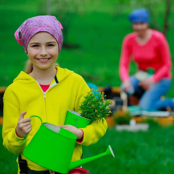 Giardinaggio - ragazza che aiuta la madre nel giardino — Foto Stock