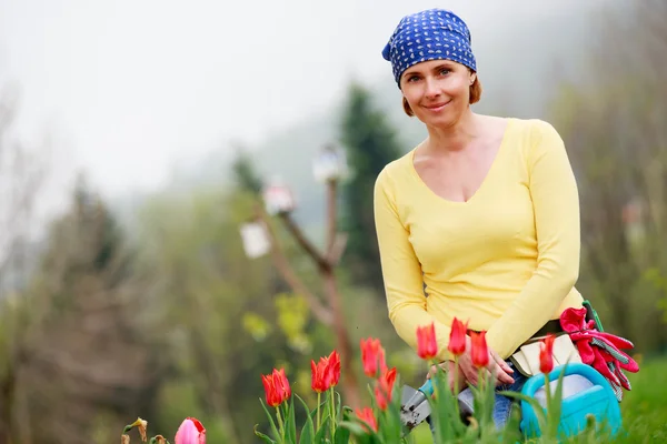 Giardinaggio - donna che lavora in giardino — Foto Stock