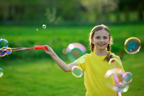 Sommerfreude, junges Mädchen spielt mit Seifenblasen — Stockfoto