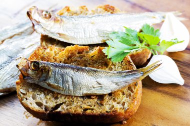 Balık, İspanyolca tapas - sprat pişmiş ekmek üzerinde