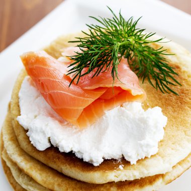 gurme füme somon ve krem peynir blinis