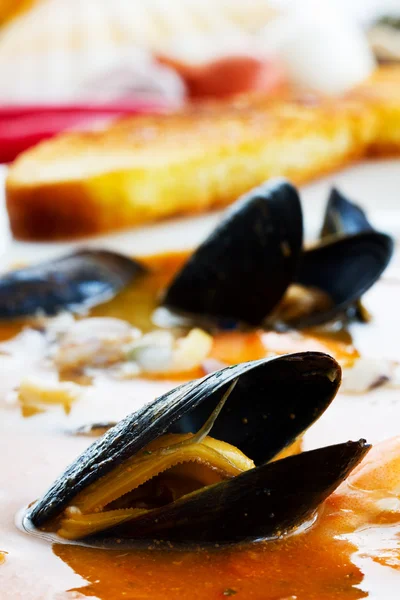 Bouillabaise, sopa de peixe - tradicional sopa de peixe francês com mexilhões e camarão — Fotografia de Stock