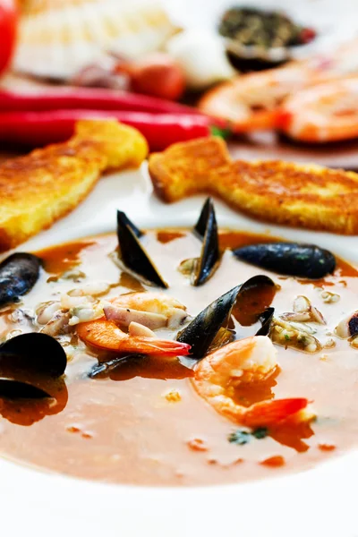 Bouillabaise, balık çorbası - geleneksel Fransız midye ve karides balık çorbası — Stok fotoğraf