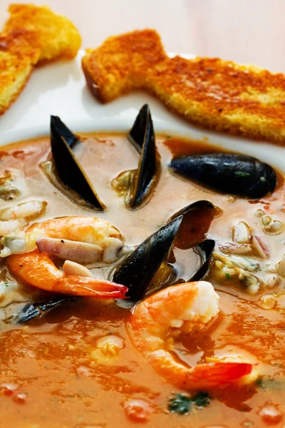 Bouillabaise, sopa de pescado - sopa tradicional de pescado francés con mejillones y camarones —  Fotos de Stock