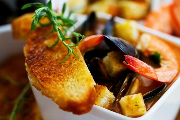鱼汤 — — 传统的地中海鱼类贻贝、 虾汤 — 图库照片