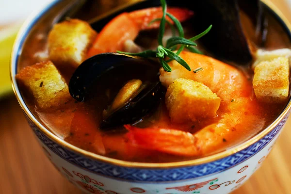 Морепродукти - традиційні азіатські риби суп — стокове фото