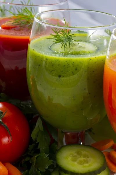 Здоровое питание, свежие овощные соки - детоксикация — стоковое фото