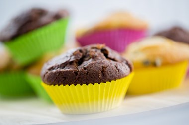 kekler - renkli kalıplar içinde ev yapımı kek