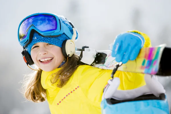 Ski, Winterspaß - schönes Skifahrermädchen genießt Skiurlaub — Stockfoto