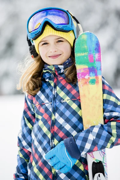 Ski, diversão de inverno - linda menina esquiador desfrutando férias de esqui — Fotografia de Stock