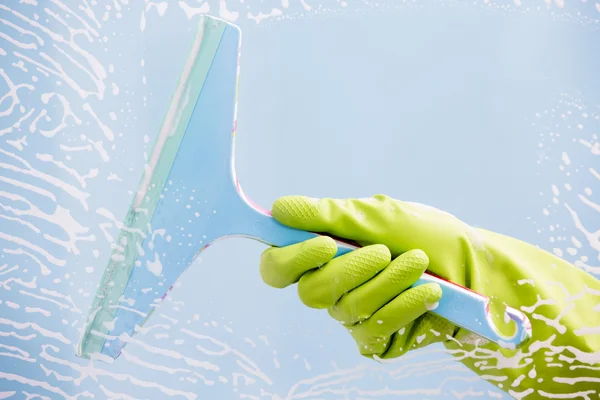 Schoonmaken - deelvenster met wasmiddel te reinigen — Stockfoto