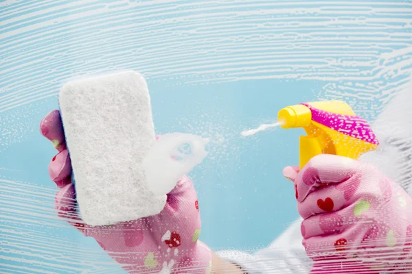 Cleaning - cleaning pane with detergent — Stock Photo, Image