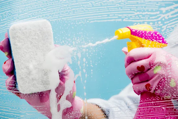 Cleaning - cleaning pane with detergent — Stock Photo, Image