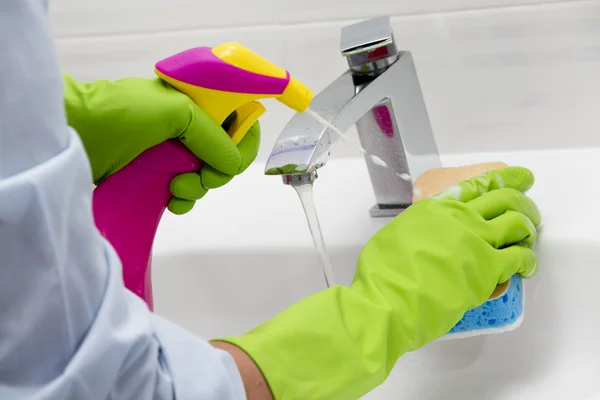 Reinigung - Badezimmerwaschbecken mit Sprühwaschmittel reinigen - Hausarbeit — Stockfoto