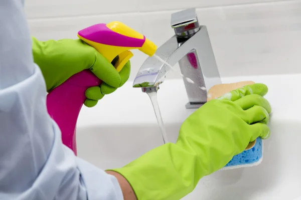 Cleaning - cleaning bathroom sink with spray detergent - housework — Stock Photo, Image