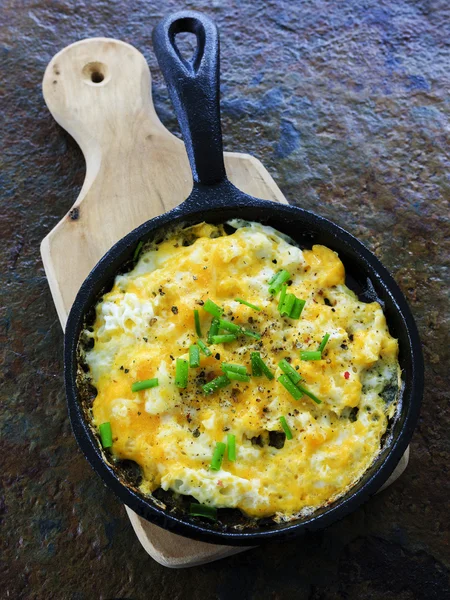 Breakfast, scrambled eggs with chives — Stock Photo, Image