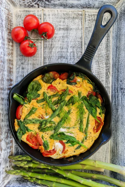 Omelett med sparris och tomat på stekpanna — Stockfoto