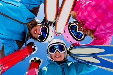 Kayak, kış, kar, kayakçı, güneş ve eğlence - aile kış keyfi