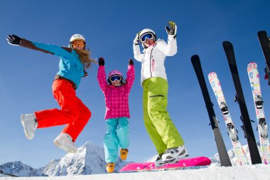 Kayak, kış, kar, kayakçı, güneş ve eğlence - aile kış keyfi