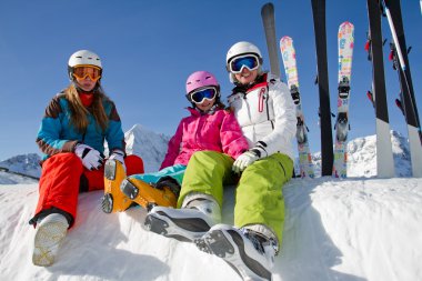 Kayak, kış, kar, kayakçı, güneş ve eğlence - aile kış keyfi