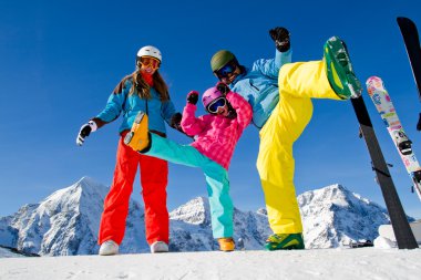 Kayak, kış, kar, kayakçı, güneş ve eğlence - aile kış keyfi